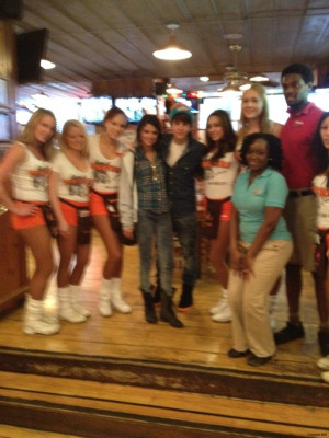 02.12 | Justin Bieber almoçando no Hooters de Nova York