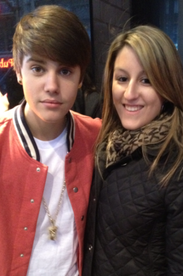 13.02 | Justin Bieber com fãs em Nova York