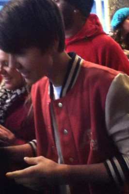 13.02 | Justin Bieber com fãs em Nova York