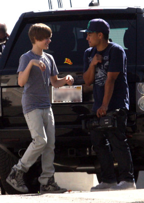 29.03 | Justin Bieber nos bastidores de "Eenie Meenie"