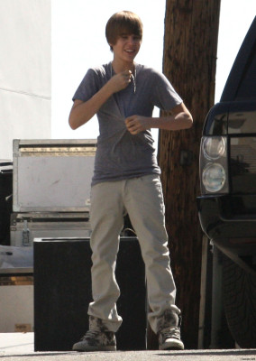 29.03 | Justin Bieber nos bastidores de "Eenie Meenie"