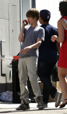 29.03 | Justin Bieber nos bastidores de "Eenie Meenie"
