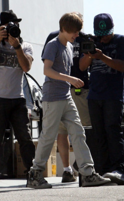 29.03 | Justin Bieber nos bastidores de "Eenie Meenie"