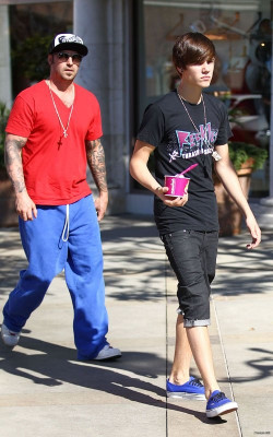 23.02 | Passeando com Jeremy Bieber por Calabasas, Califórnia