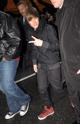 23.03 | Justin Bieber deixando os estúdios do David Letterman