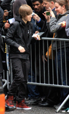 23.03 | Justin Bieber deixando os estúdios do David Letterman