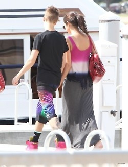 03.11 | Justin Bieber em um iate na Flórida