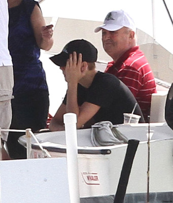 03.11 | Justin Bieber em um iate na Flórida