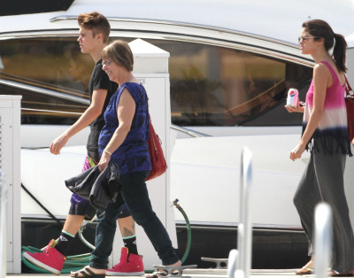 03.11 | Justin Bieber em um iate na Flórida