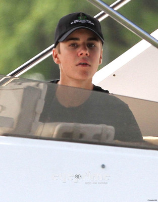 03.11 | Justin Bieber em um iate na Flórida