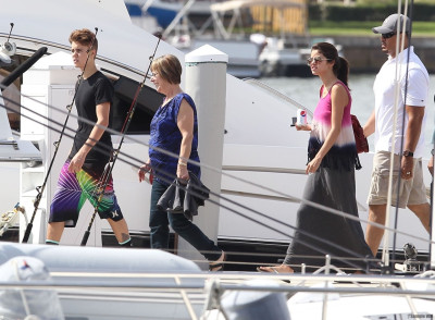 03.11 | Justin Bieber em um iate na Flórida
