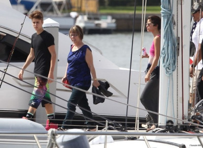03.11 | Justin Bieber em um iate na Flórida