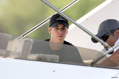 03.11 | Justin Bieber em um iate na Flórida