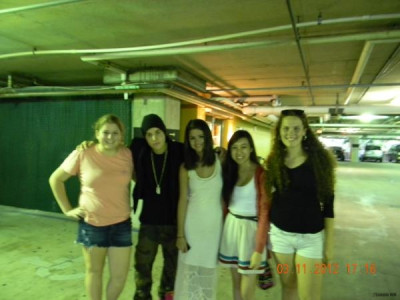 03.11 | Justin Bieber cumprimentando fãs em Petersburgo