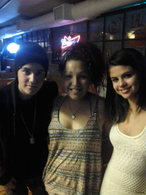 03.11 | Justin Bieber cumprimentando fãs em Petersburgo
