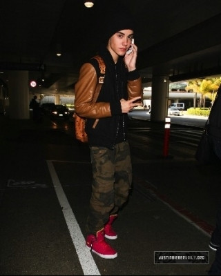 13.03 | Justin Bieber desembarcando no aeroporto LAX