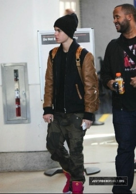 13.03 | Justin Bieber desembarcando no aeroporto LAX