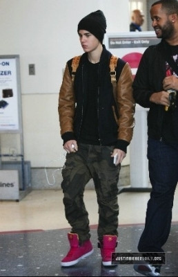 13.03 | Justin Bieber desembarcando no aeroporto LAX