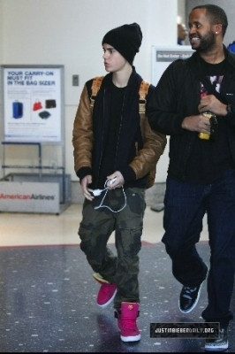 13.03 | Justin Bieber desembarcando no aeroporto LAX