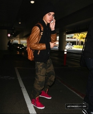 13.03 | Justin Bieber desembarcando no aeroporto LAX