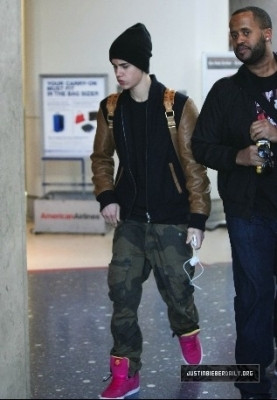 13.03 | Justin Bieber desembarcando no aeroporto LAX