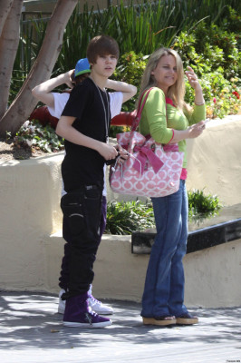 28.03 | Justin Bieber deixando seu hotel em Beverly Hills