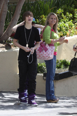 28.03 | Justin Bieber deixando seu hotel em Beverly Hills