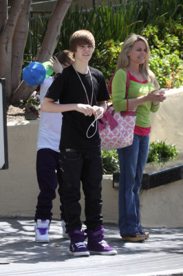 28.03 | Justin Bieber deixando seu hotel em Beverly Hills