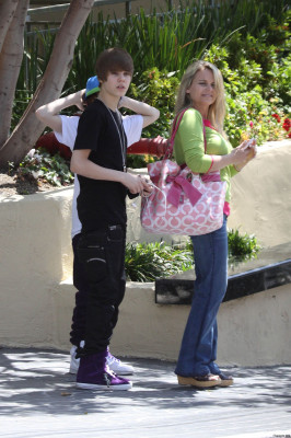 28.03 | Justin Bieber deixando seu hotel em Beverly Hills