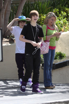 28.03 | Justin Bieber deixando seu hotel em Beverly Hills