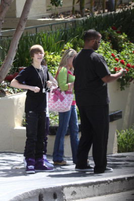 28.03 | Justin Bieber deixando seu hotel em Beverly Hills