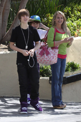 28.03 | Justin Bieber deixando seu hotel em Beverly Hills
