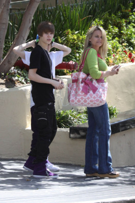 28.03 | Justin Bieber deixando seu hotel em Beverly Hills