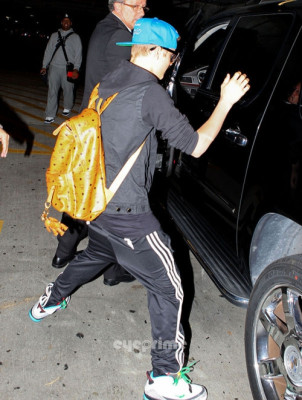 04.12 | Justin Bieber chegando em Miami
