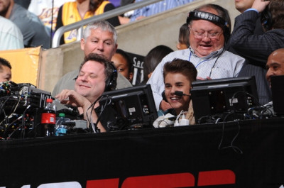 17.04 | Justin Bieber no jogo dos Lakers em Los Angeles