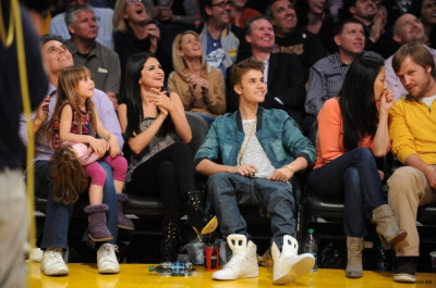 17.04 | Justin Bieber no jogo dos Lakers em Los Angeles