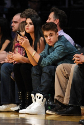 17.04 | Justin Bieber no jogo dos Lakers em Los Angeles