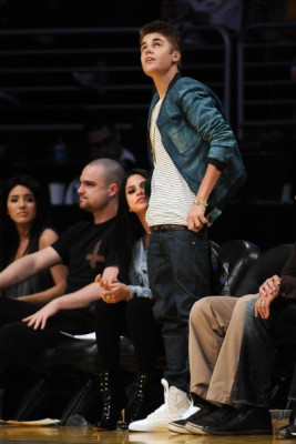 17.04 | Justin Bieber no jogo dos Lakers em Los Angeles
