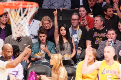 17.04 | Justin Bieber no jogo dos Lakers em Los Angeles