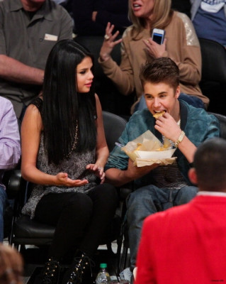 17.04 | Justin Bieber no jogo dos Lakers em Los Angeles