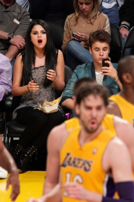 17.04 | Justin Bieber no jogo dos Lakers em Los Angeles