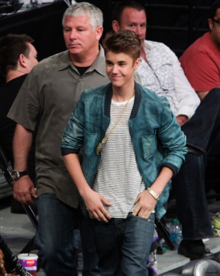17.04 | Justin Bieber no jogo dos Lakers em Los Angeles