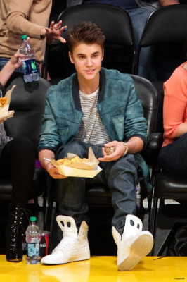 17.04 | Justin Bieber no jogo dos Lakers em Los Angeles