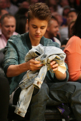17.04 | Justin Bieber no jogo dos Lakers em Los Angeles