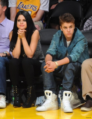 17.04 | Justin Bieber no jogo dos Lakers em Los Angeles