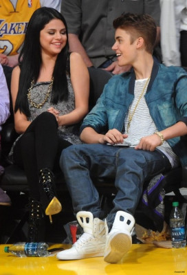 17.04 | Justin Bieber no jogo dos Lakers em Los Angeles