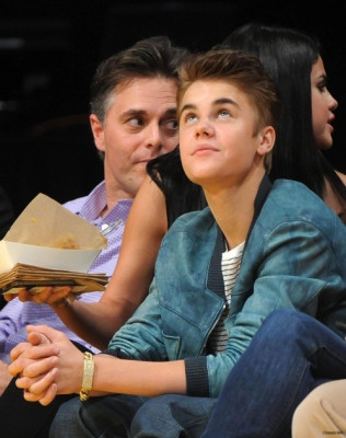 17.04 | Justin Bieber no jogo dos Lakers em Los Angeles
