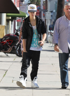 18.04 | Justin Bieber saindo de uma concessionária de motocicletas em West Hollywood, Califórnia