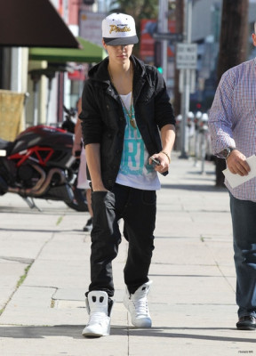 18.04 | Justin Bieber saindo de uma concessionária de motocicletas em West Hollywood, Califórnia