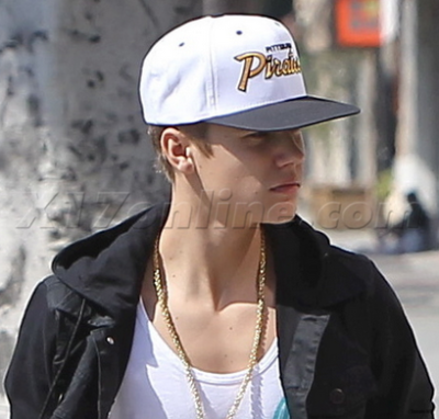 18.04 | Justin Bieber saindo de uma concessionária de motocicletas em West Hollywood, Califórnia